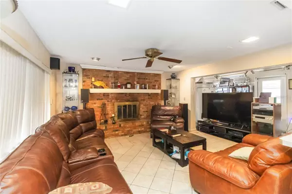 Orlando, FL 32809,841 BLACK OAK CT