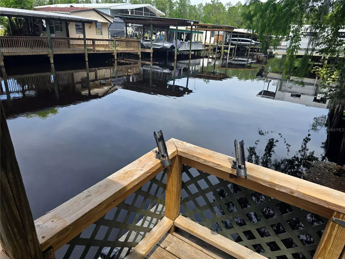 Satsuma, FL 32189,119 WALT LN