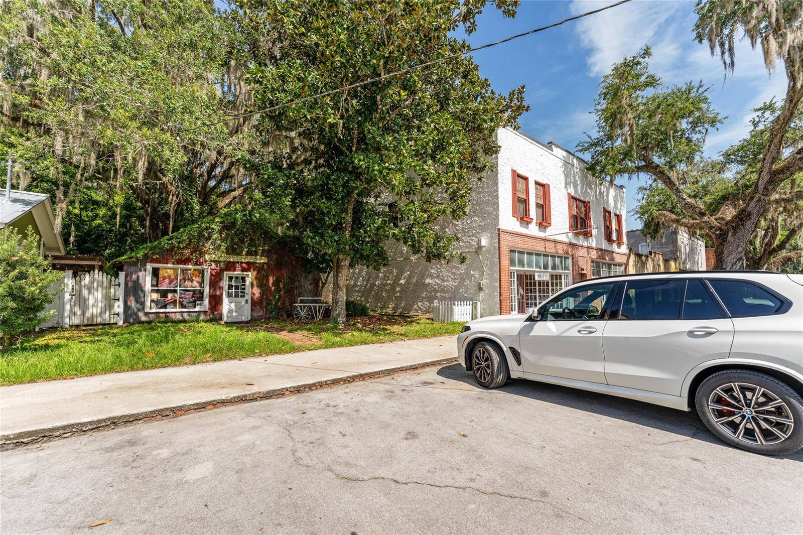 Micanopy, FL 32667,208 NE 1ST ST