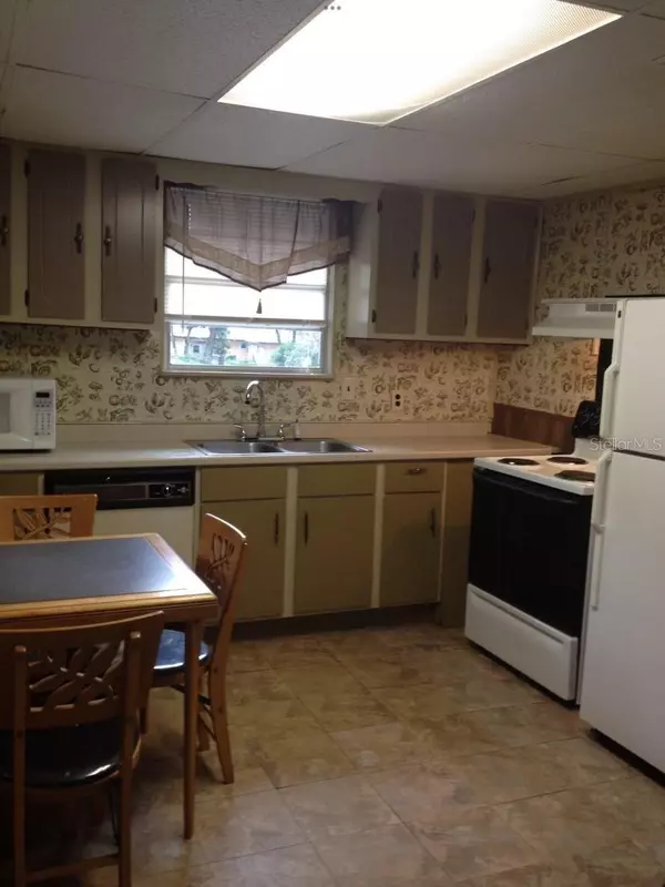 Interlachen, FL 32148,206 PLUM AVE