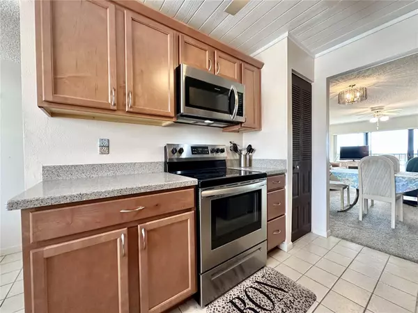 Clearwater, FL 33760,3200 COVE CAY DR #5F