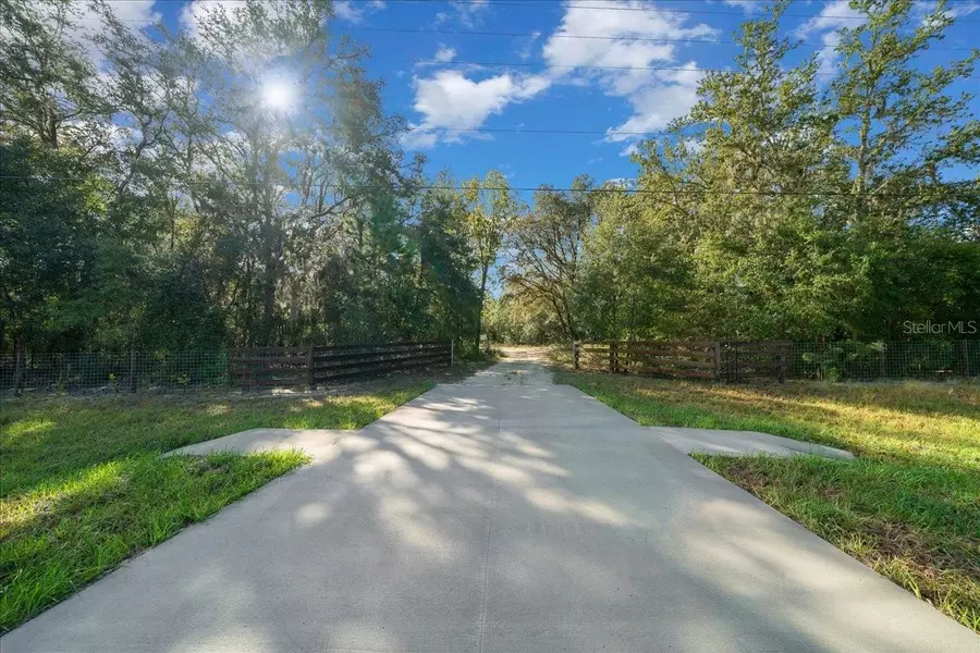 252 MALAUKA RD, Ocklawaha, FL 32179