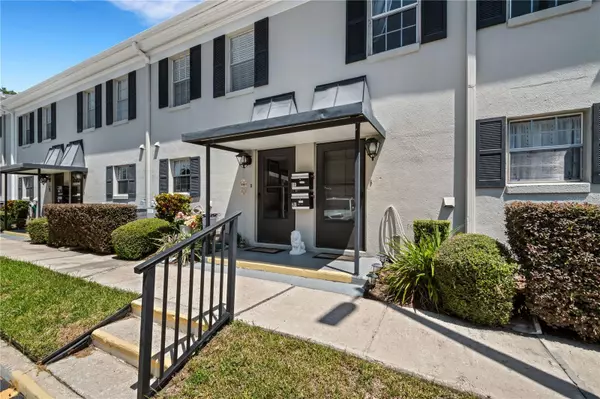 689 LAKE HOWARD DR NW #1E, Winter Haven, FL 33880