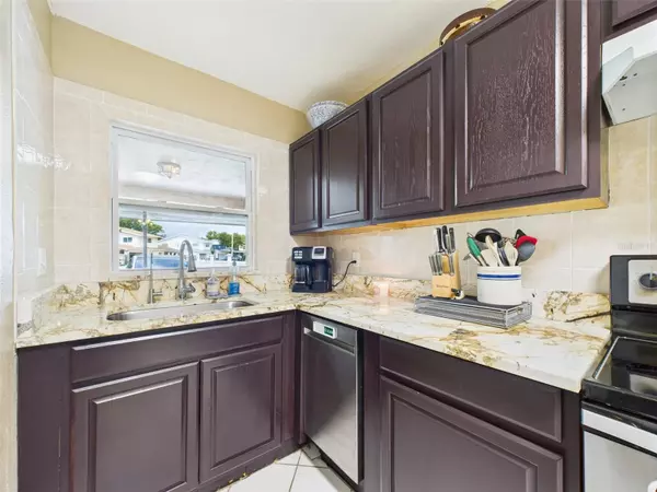 Oldsmar, FL 34677,1718 AZALEA CT #B