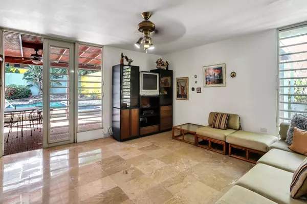 Guaynabo, PR 00966,. GENOVA ST #G-10