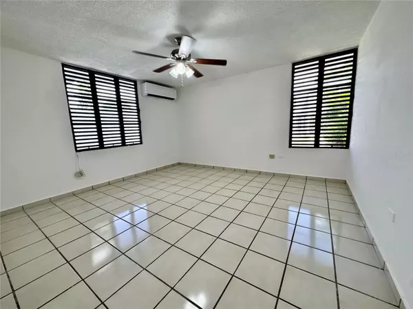 San Juan, PR 00926,4th S St. VILLAS DE PARANÁ #324