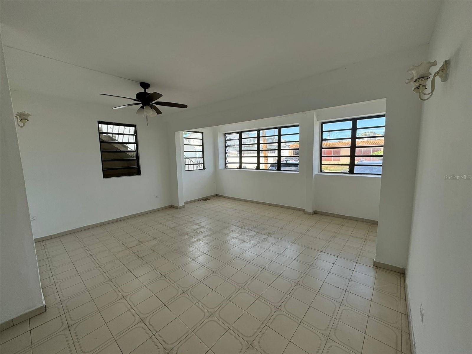 Carolina, PR 00979,Wn-5 LAS FLORES ST