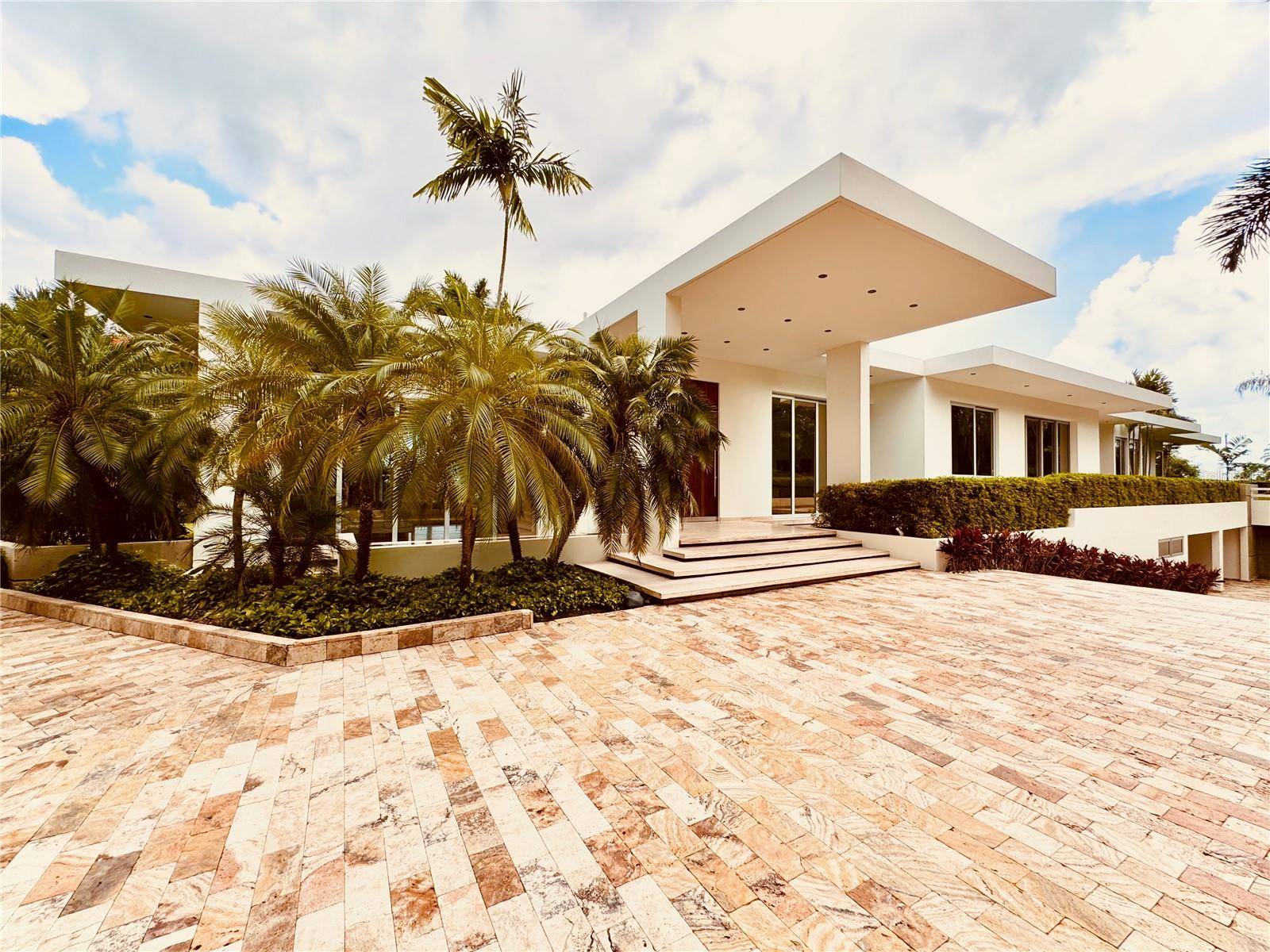 Guaynabo, PR 00969,URB. LA LOMITA CALLE VISTA LINDA