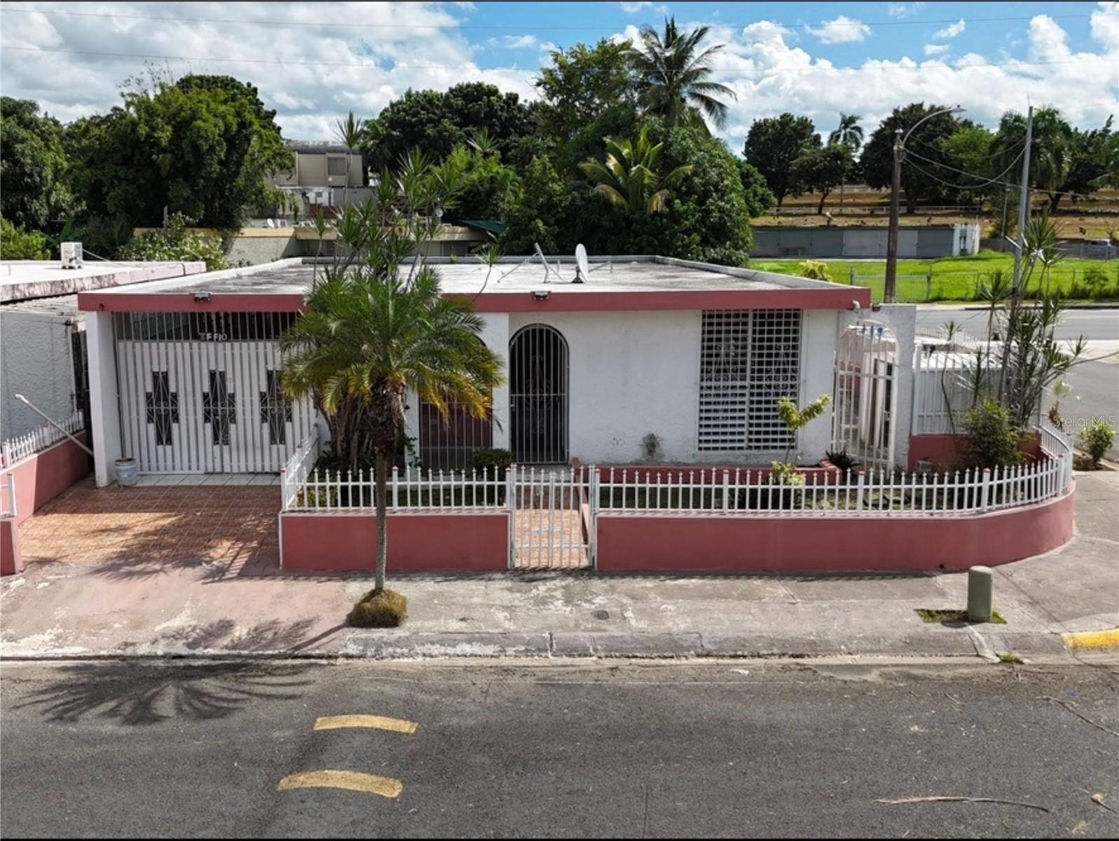 18th ST. URB. ALTURAS DE FLAMBOYAN #FF-10, Bayamon, PR 00959
