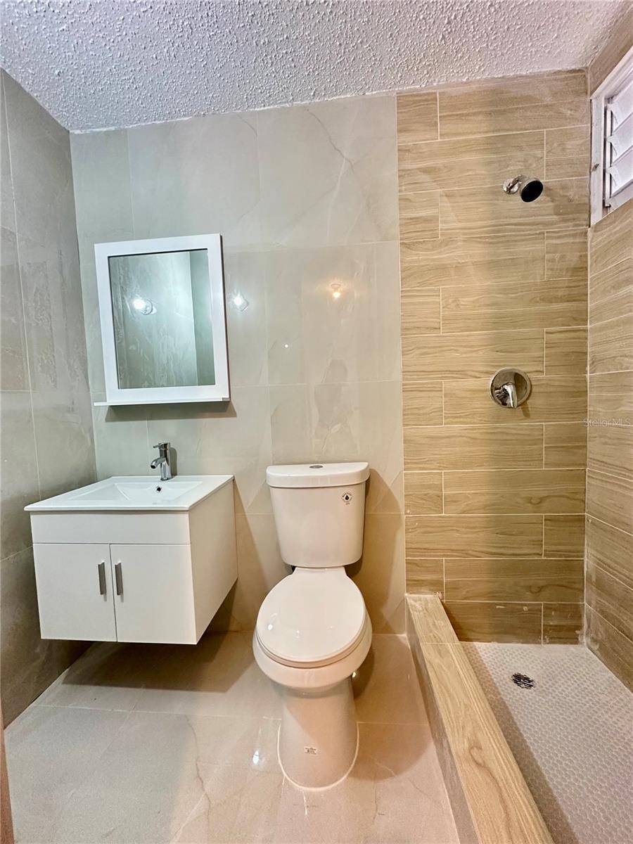 Guaynabo, PR 00968,J196 W TURQUESA URB. GOLDEN GATE