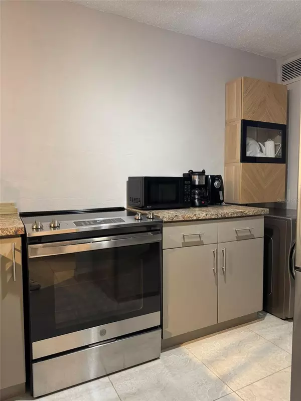 Carolina, PR 00979,1 AVE LAGUNA #11