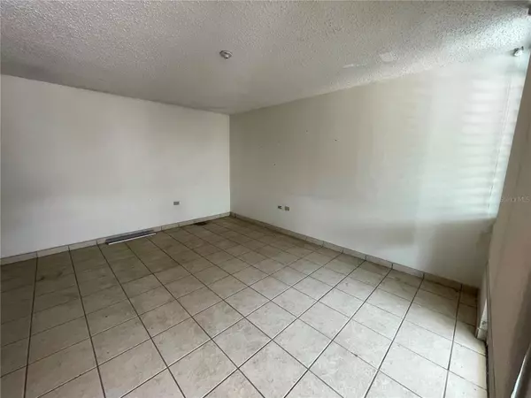 Bayamon, PR 00956,Apt K-103 COND COLINAS DEL BOSQUE #K-103