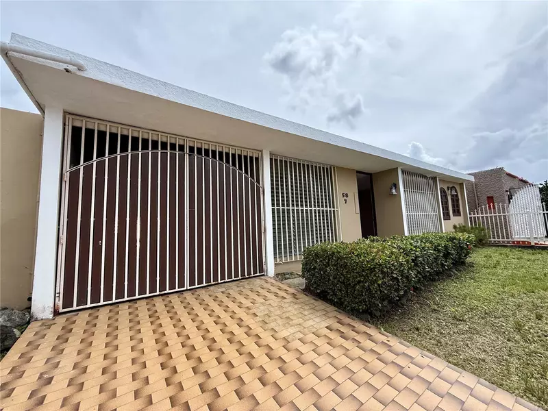 58-7 AVE.INOCENCIO CRUZ, Carolina, PR 00985