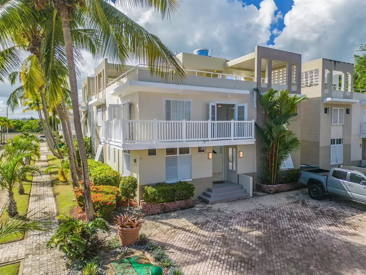 Vega Alta, PR 00692,The Clusters WHITE SANDS LANE #33