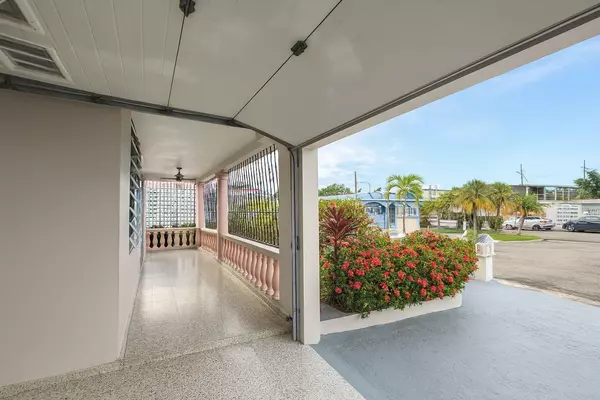 Vega Baja, PR 00693,381 JARDIN DE VERSALLES ST #B-1