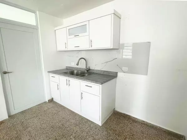 Humacao, PR 00791,CALLE 6 URB VERDEMAR #126