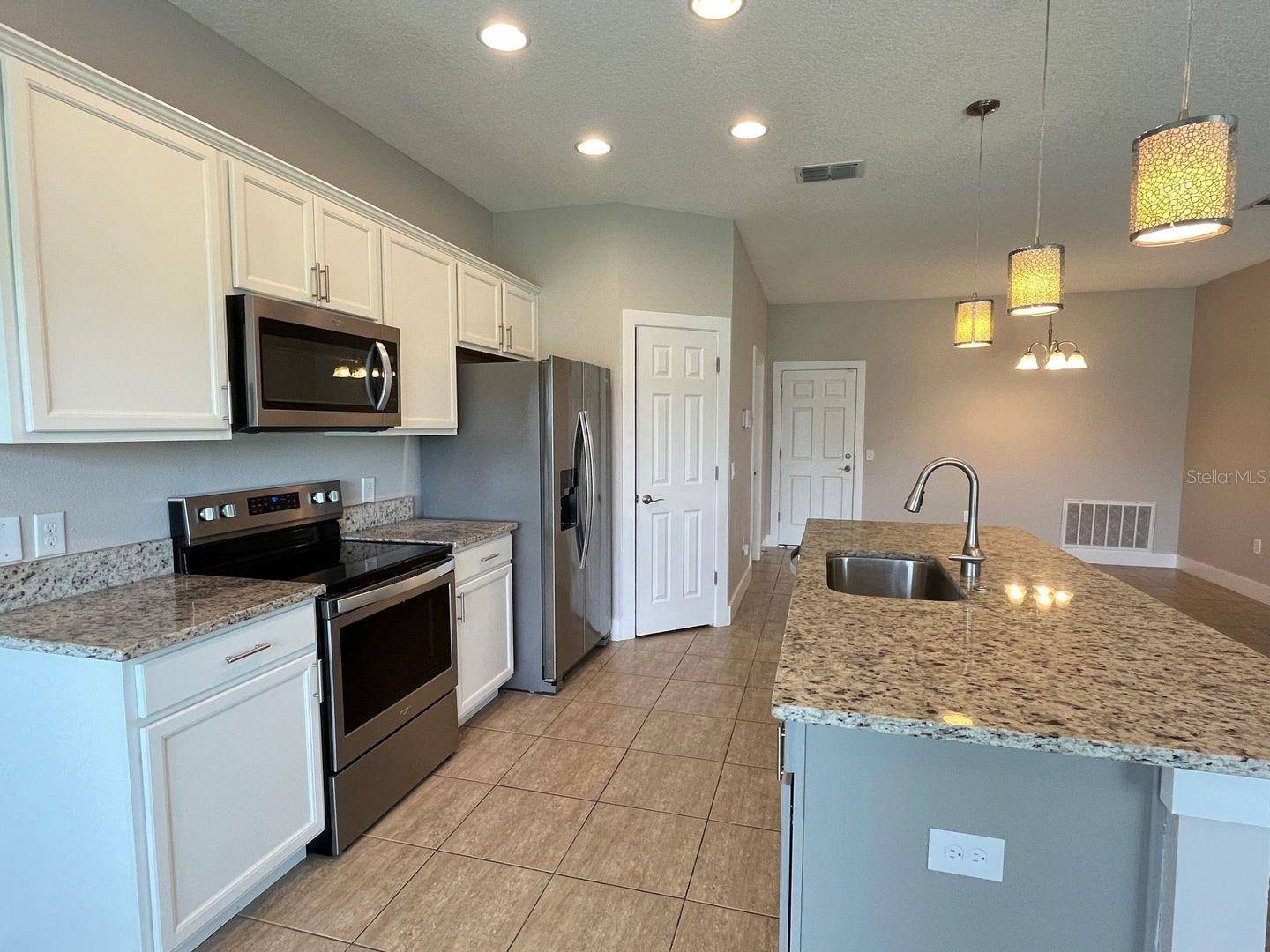 Poinciana, FL 34759,647 DESMOINES CT