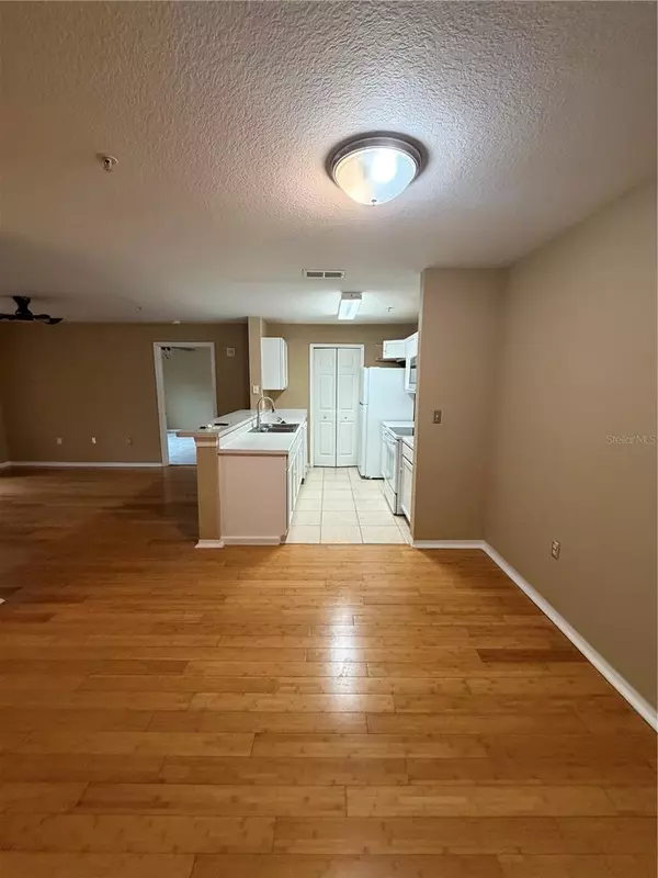 Orlando, FL 32811,5475 VINELAND RD #8209