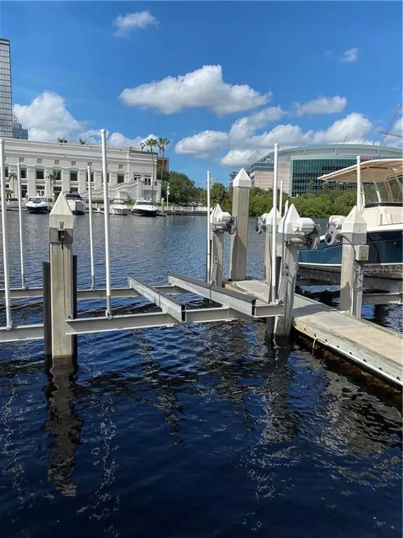 Tampa, FL 33602,371 CHANNELSIDE WALKWAY #11