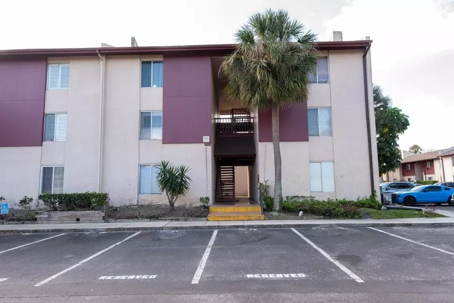 3818 N LAKE DR #76, Tampa, FL 33614