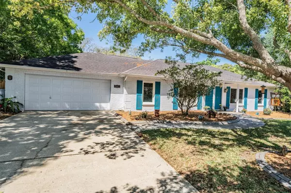 15604 WOODWAY DR,  Tampa,  FL 33613