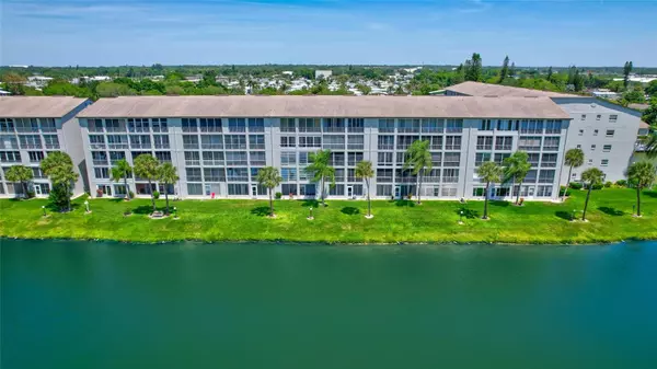 3378 LAKE BAYSHORE DR #P302,  Bradenton,  FL 34205