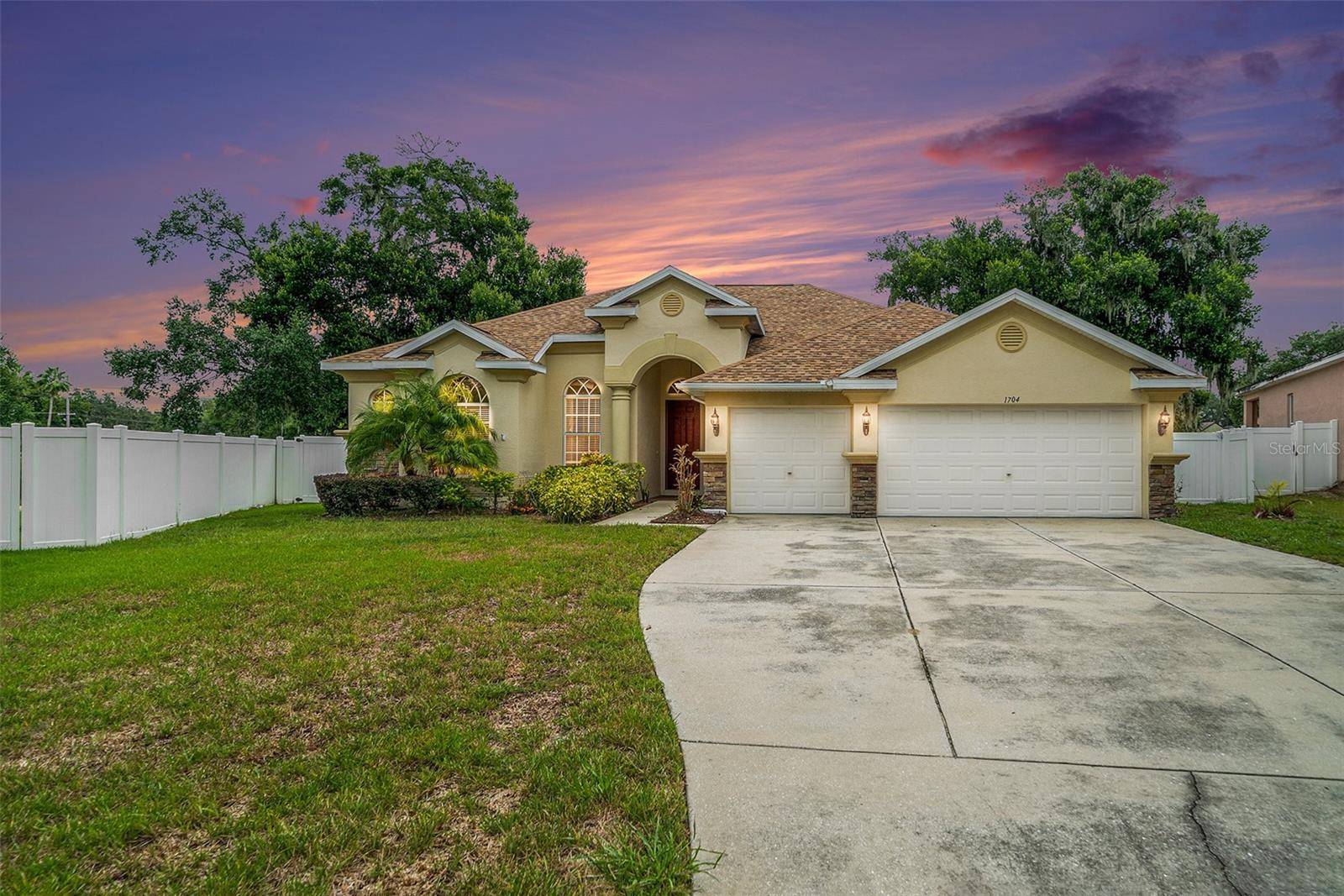 Dover, FL 33527,1704 CRESSWELL MANOR CT