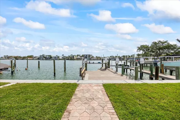 St Petersburg, FL 33707,7886 9TH AVE S