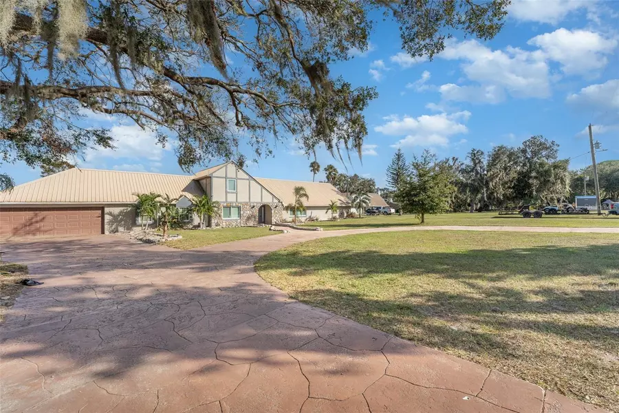 2513 LAKE FRONT DR, Lake Wales, FL 33898