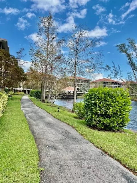 Fort Myers, FL 33908,10091 LAKE COVE DR #301