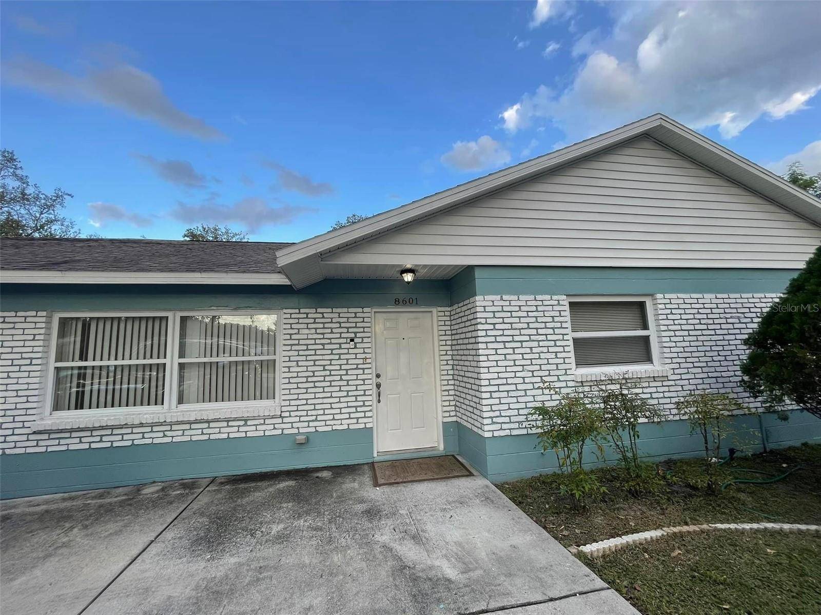 8601 TWIN LAKES BLVD, Tampa, FL 33614