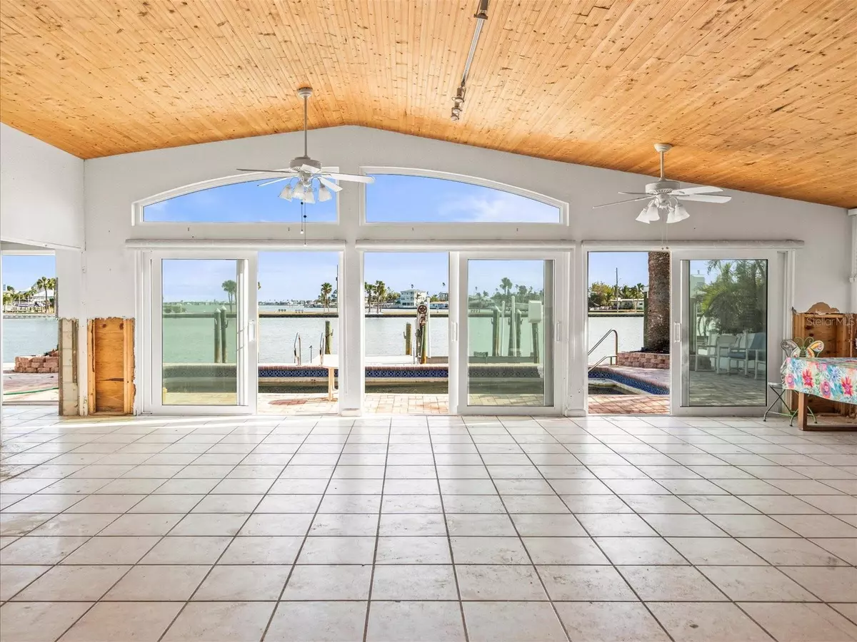 Redington Beach, FL 33708,16124 4TH ST E