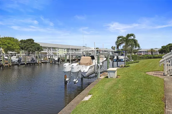 St Petersburg, FL 33705,3LS BEACH DR SE #3LS