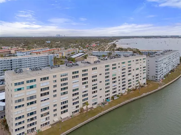 Gulfport, FL 33707,5980 SHORE BLVD S #312