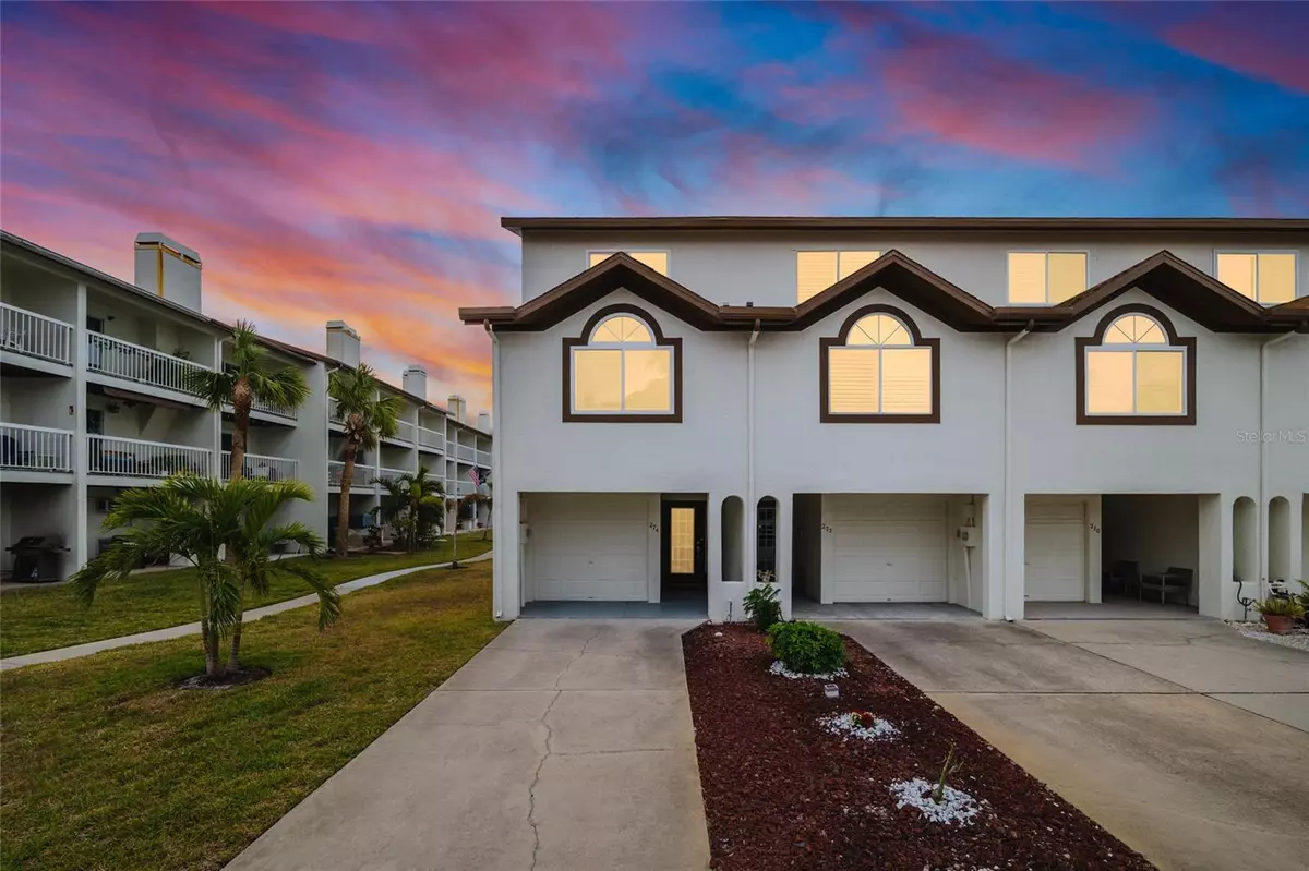 St Petersburg, FL 33715,274 MADEIRA CIR