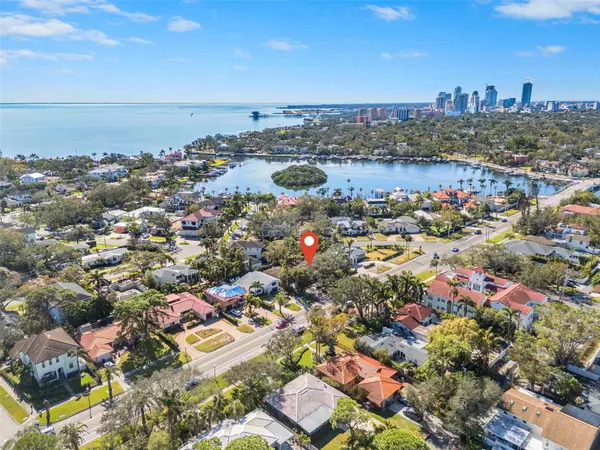 215 SNELL ISLE BLVD NE, St Petersburg, FL 33704