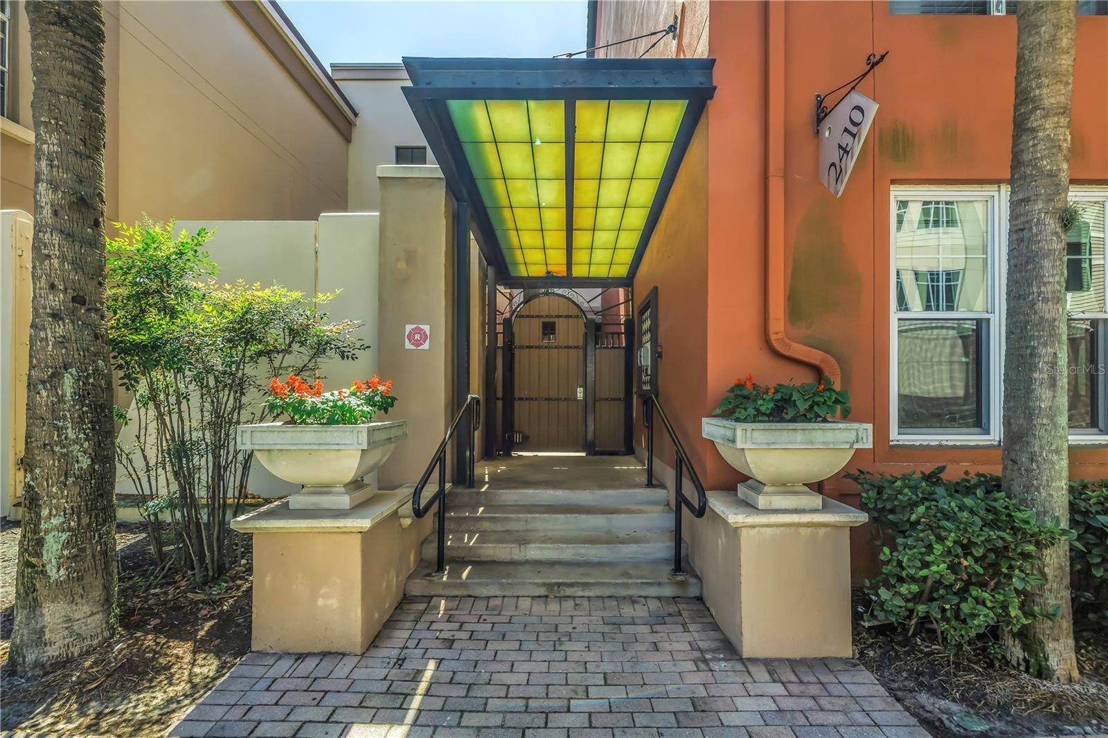 2402 W AZEELE ST #423, Tampa, FL 33609