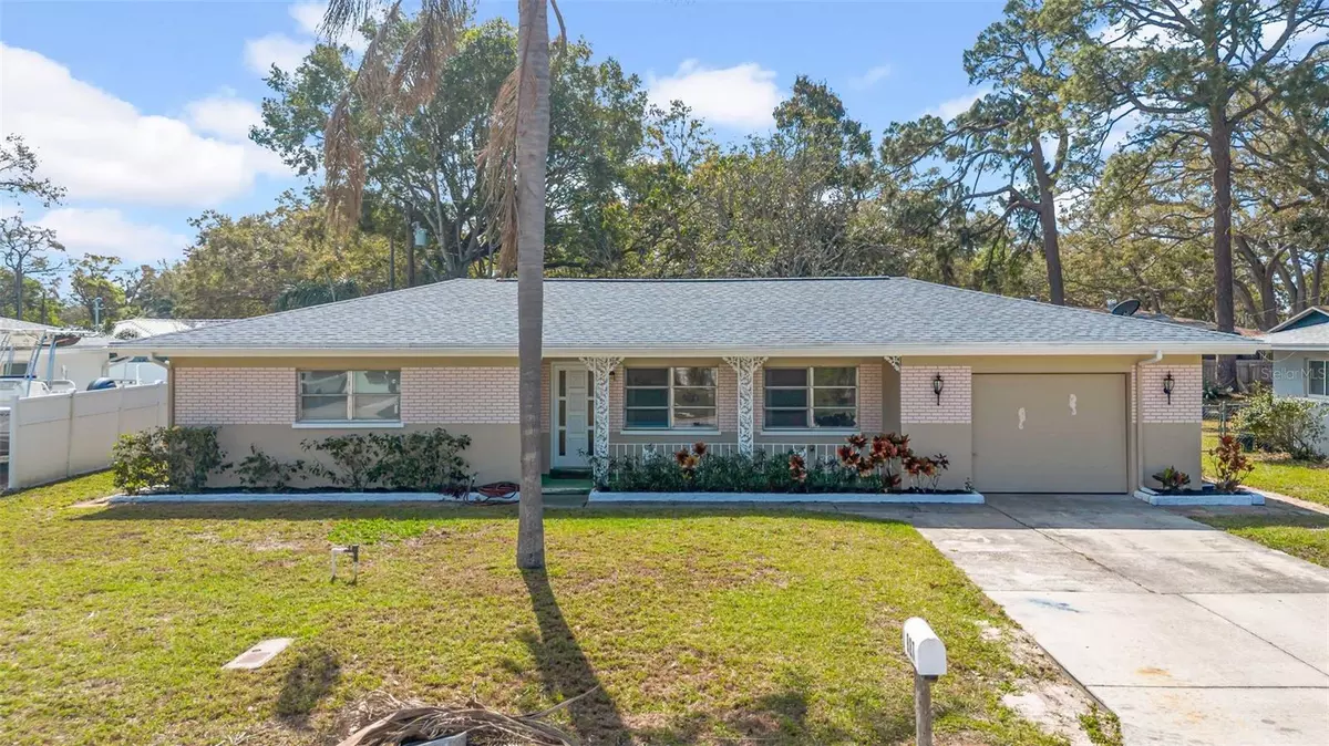 Dunedin, FL 34698,927 LAKE DR