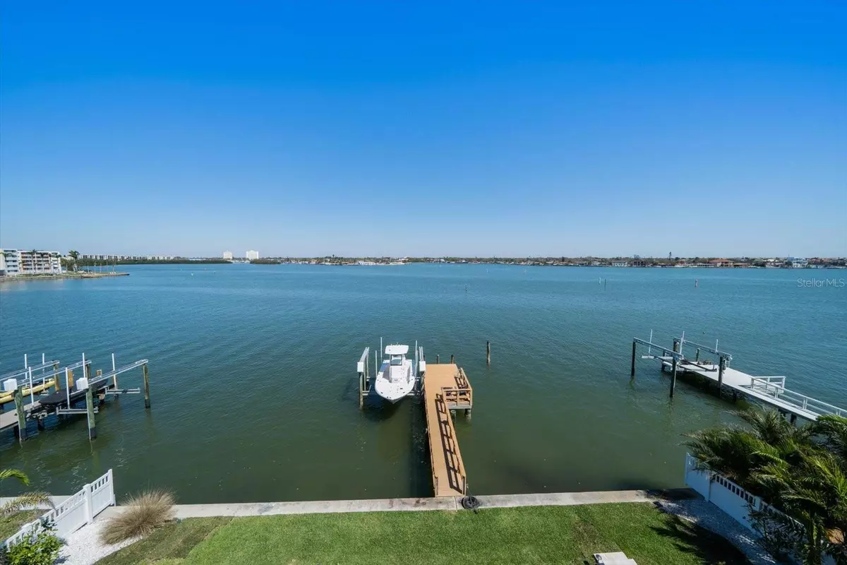 St Petersburg, FL 33707,6976 S SHORE DR S