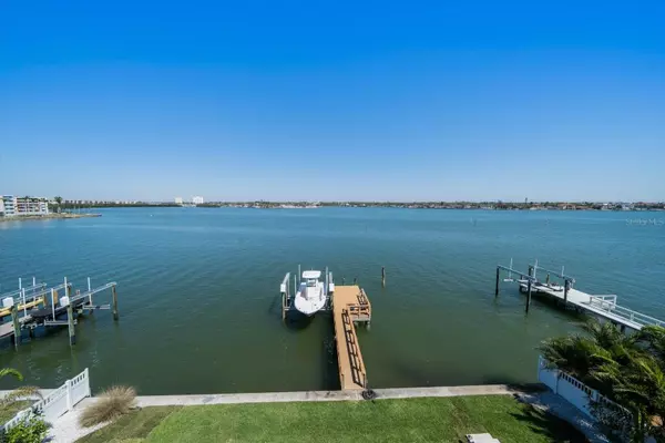 6976 S SHORE DR S, St Petersburg, FL 33707