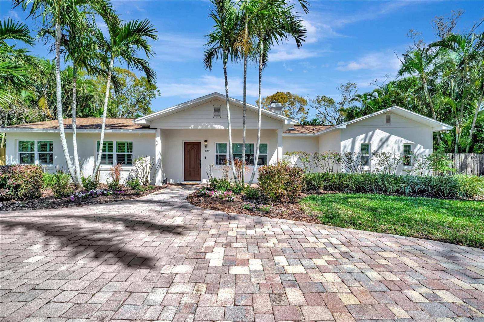 1231 COUNTRY CLUB RD N, St Petersburg, FL 33710