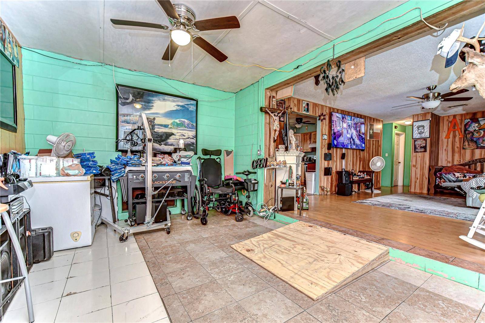 Zephyrhills, FL 33540,40111 PRETTY REDBIRD RD
