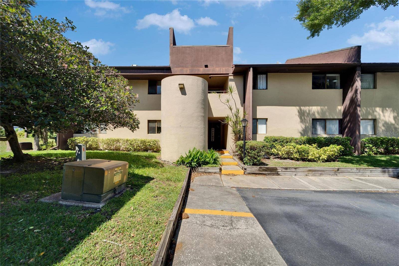 St Petersburg, FL 33716,880 S VILLAGE DR N #201