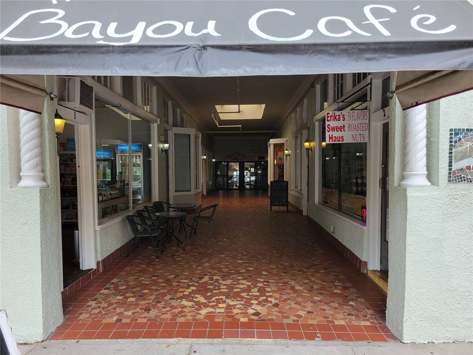 Tarpon Springs, FL 34689,118 E TARPON AVE