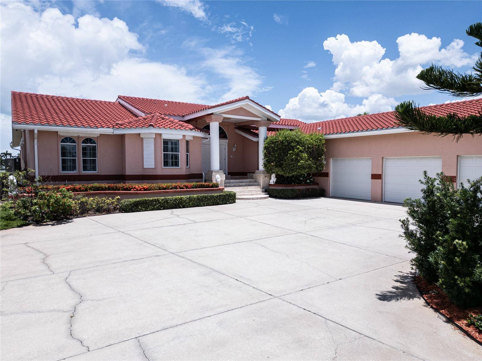 North Redington Beach, FL 33708,320 BATH CLUB BLVD S