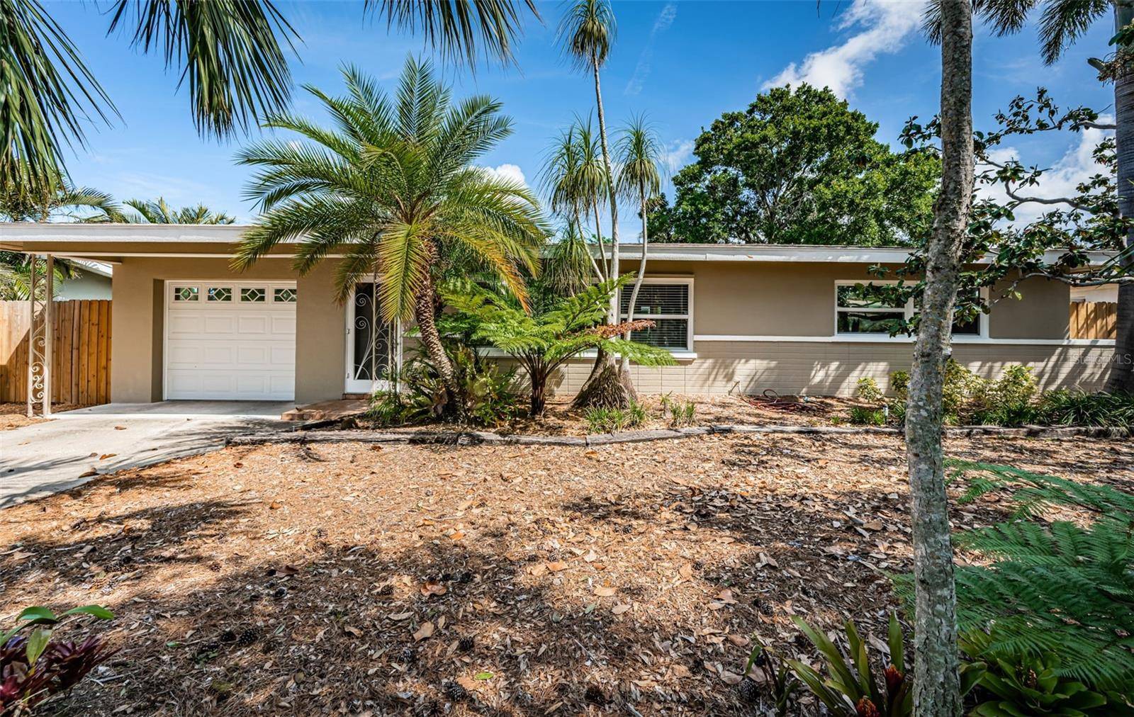 13865 BERMUDA DR, Seminole, FL 33776
