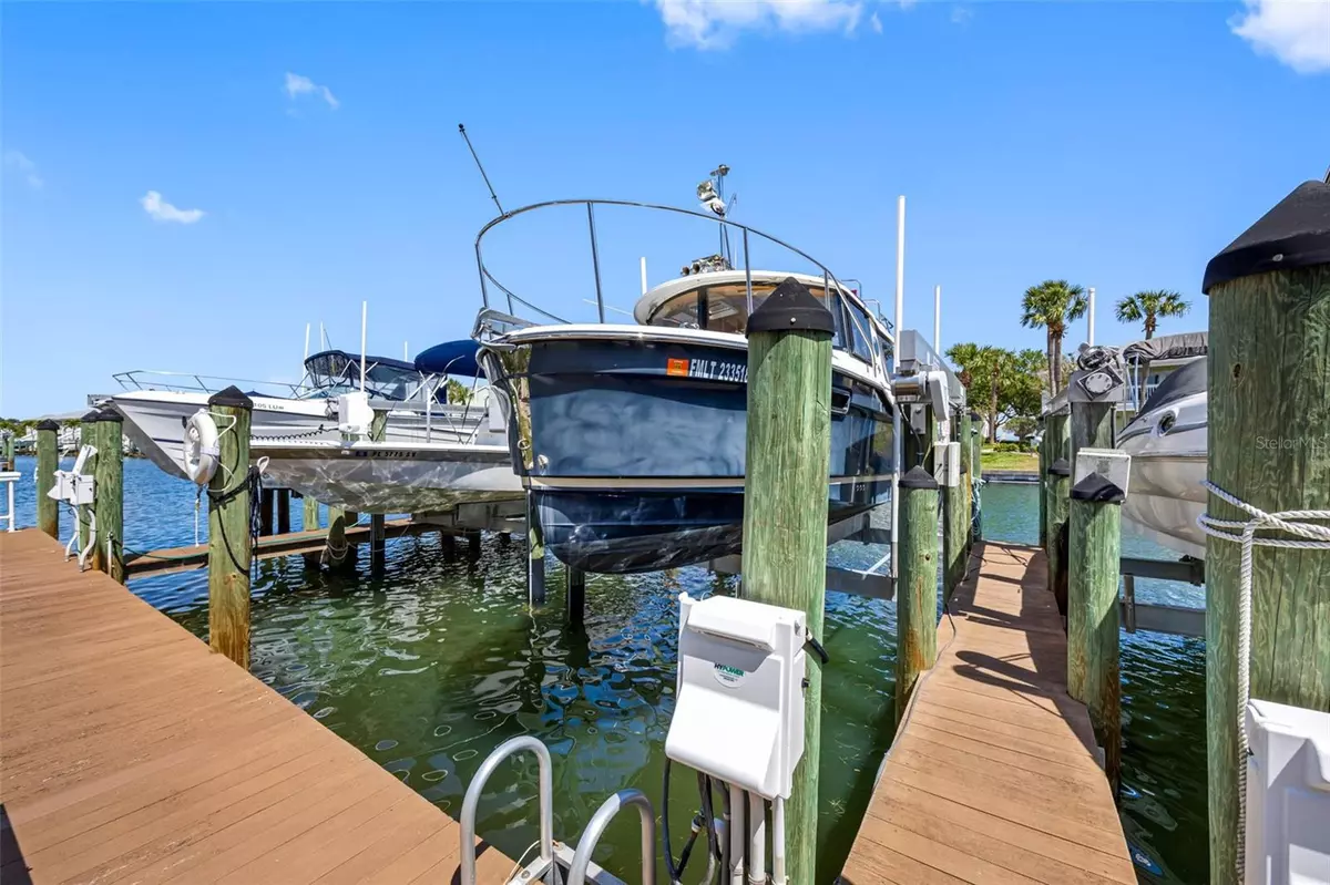 St Petersburg, FL 33705,0 BEACH DR SE #162SS