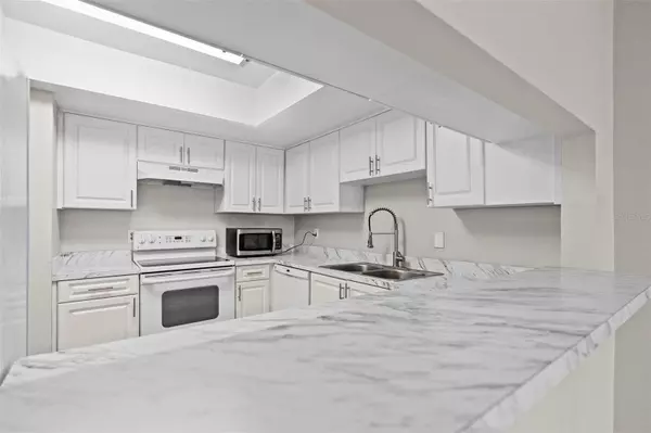 Tampa, FL 33618,3706 GREENERY CT #206