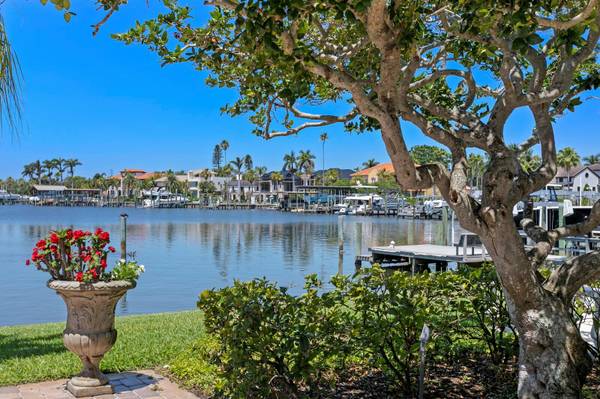 321 BRIGHTWATERS BLVD NE, St Petersburg, FL 33704