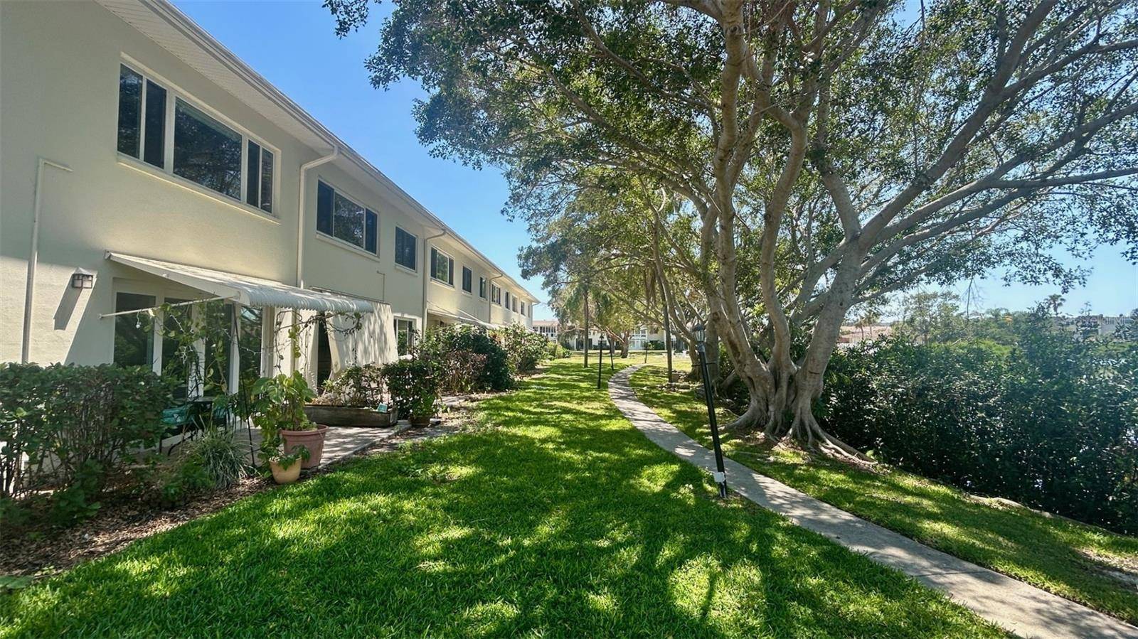 St Petersburg, FL 33703,4560 OVERLOOK DR NE #168